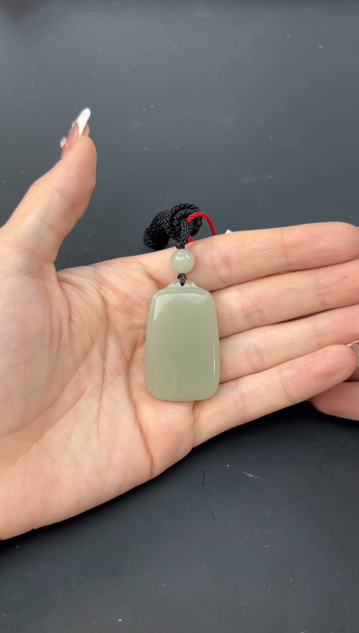 【闪购商品】和田玉吊坠(赠链)未镶嵌且末微色差近矿吊坠