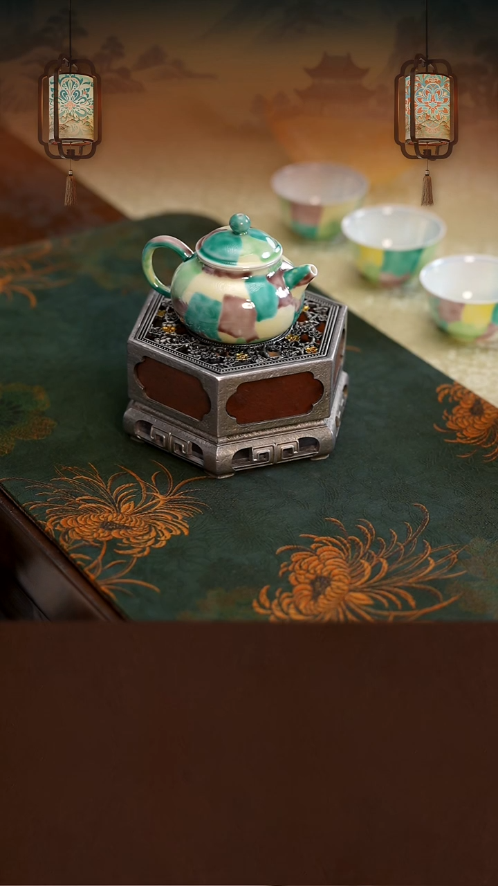 素三彩赏心乐事茶壶 