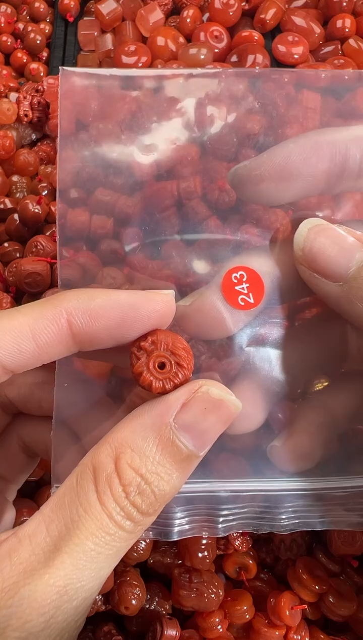 南红玛瑙未镶嵌颈饰1