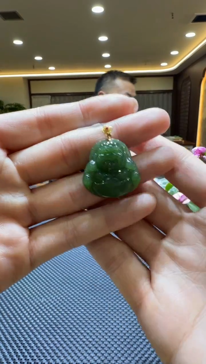 颈饰18K金镶嵌和田玉挂件