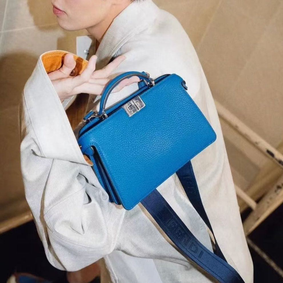 99新 FENDI/芬迪 专柜27500 蓝银手提斜挎包B5866