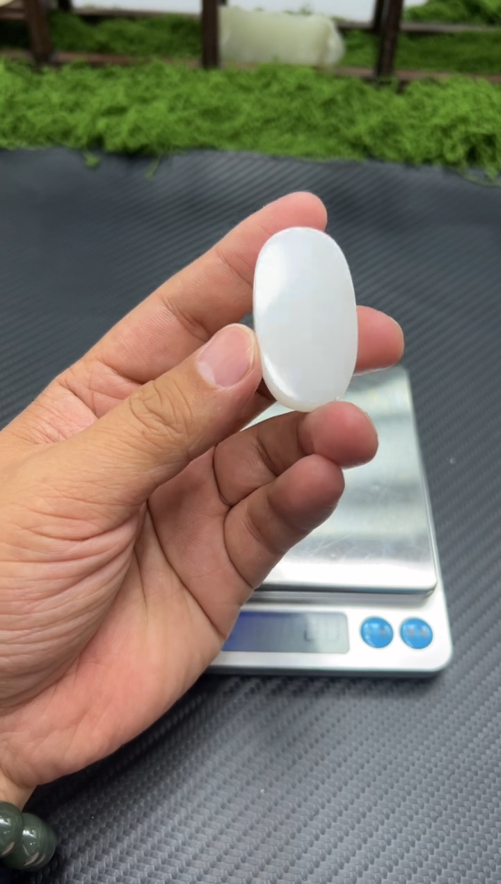 吊坠(赠链)未镶嵌和田玉黑山微色差吊坠