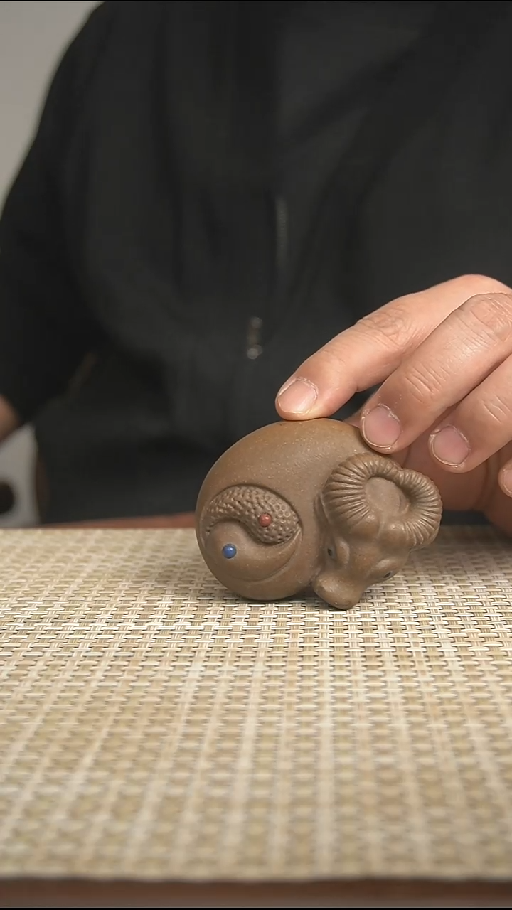 紫砂茶宠宜兴紫砂牛转乾坤茶宠 