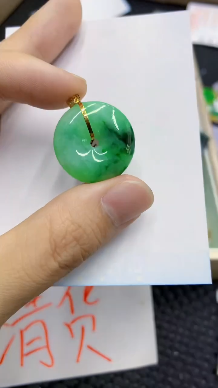 翡翠18K金镶嵌颈饰             1