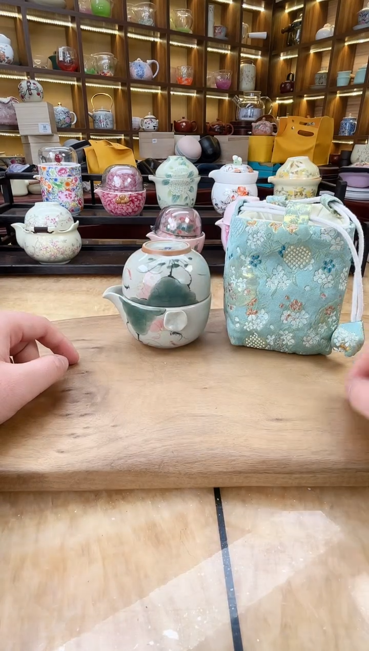 【闪购商品】哥窑荷鱼宝瓶旅行套装（带绿色刺绣包）