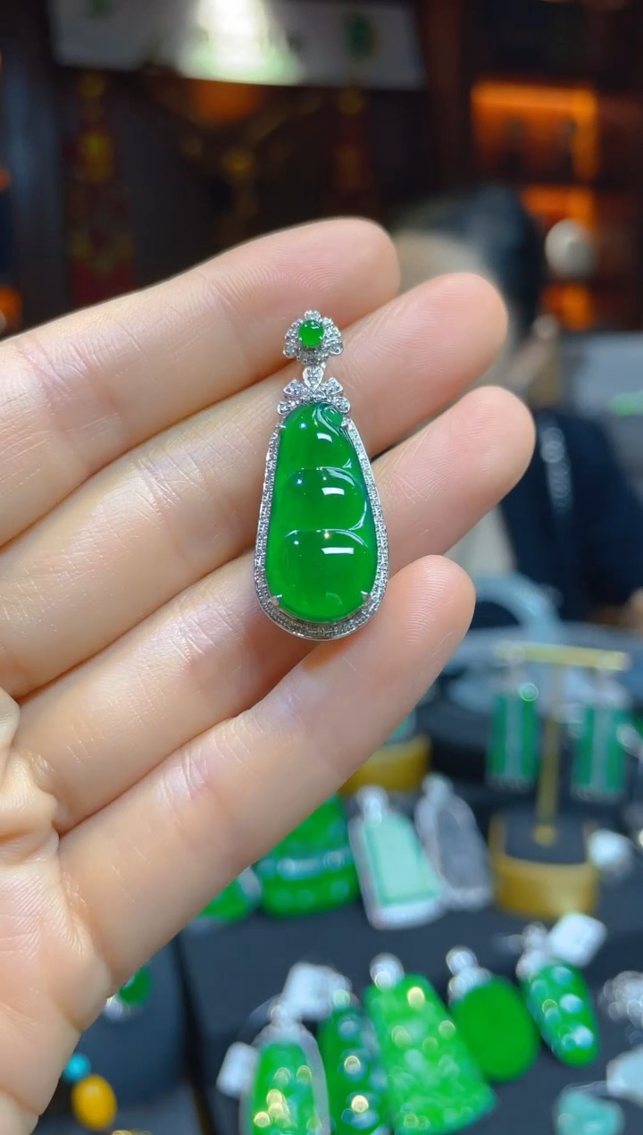 【闪购商品】翡翠颈饰18K金镶嵌118123天然A货翡翠福瓜吊坠