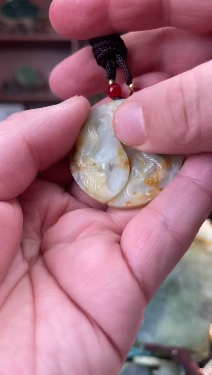未镶嵌蛇纹石玉颈饰`