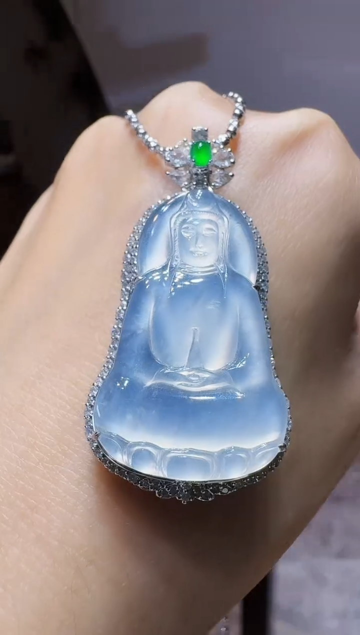 颈饰18K金镶嵌翡翠观音