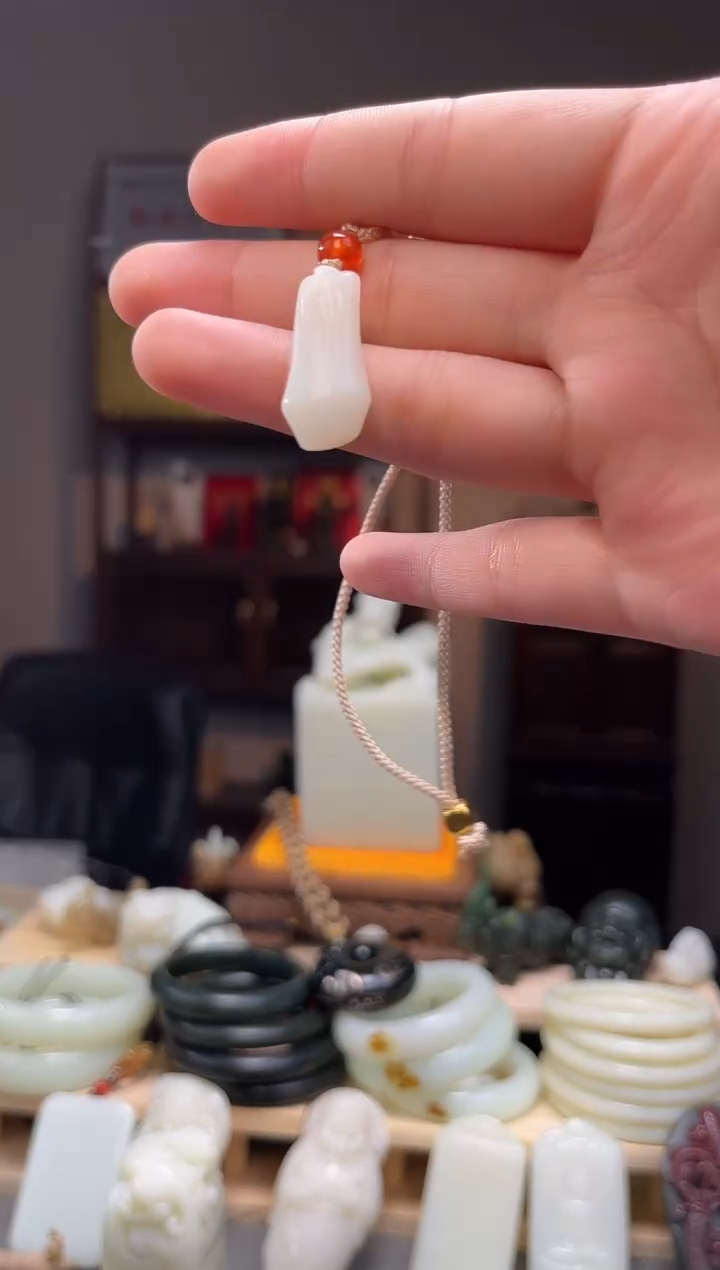 颈饰未镶嵌和田玉吊坠