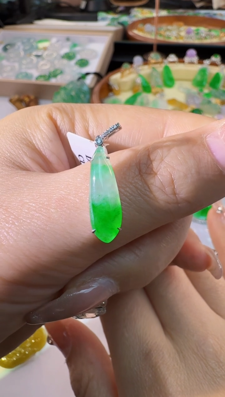 【闪购商品】翡翠颈饰18K金镶嵌缅甸翡翠A货吊坠