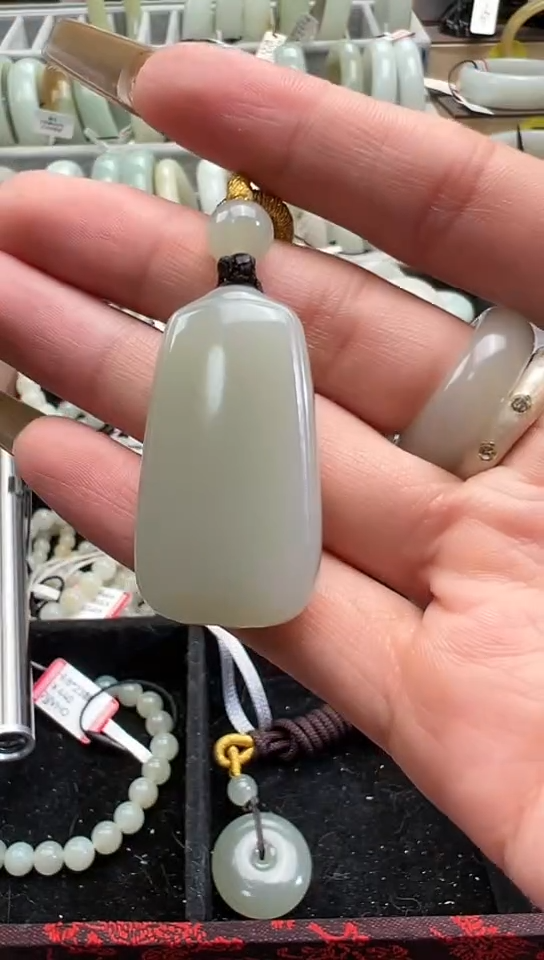 【闪购商品】和田玉吊坠(赠链)未镶嵌且末料青白玉随形吊坠18.7克