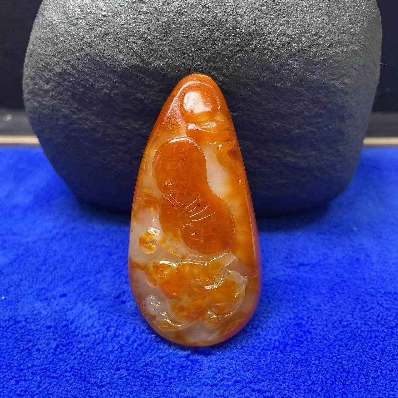 新疆和田玉吊坠红沁料如意兔手工雕刻男女款俏色巧雕挂坠88克