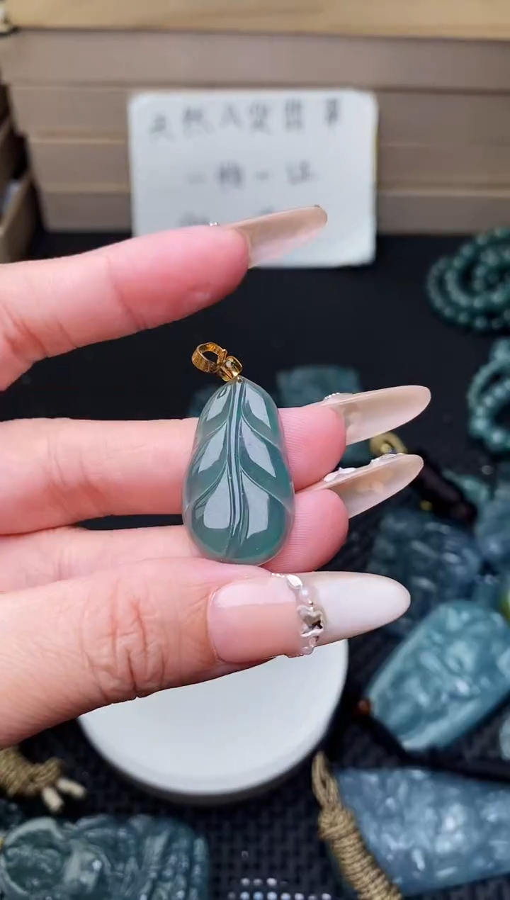 颈饰未镶嵌翡翠 