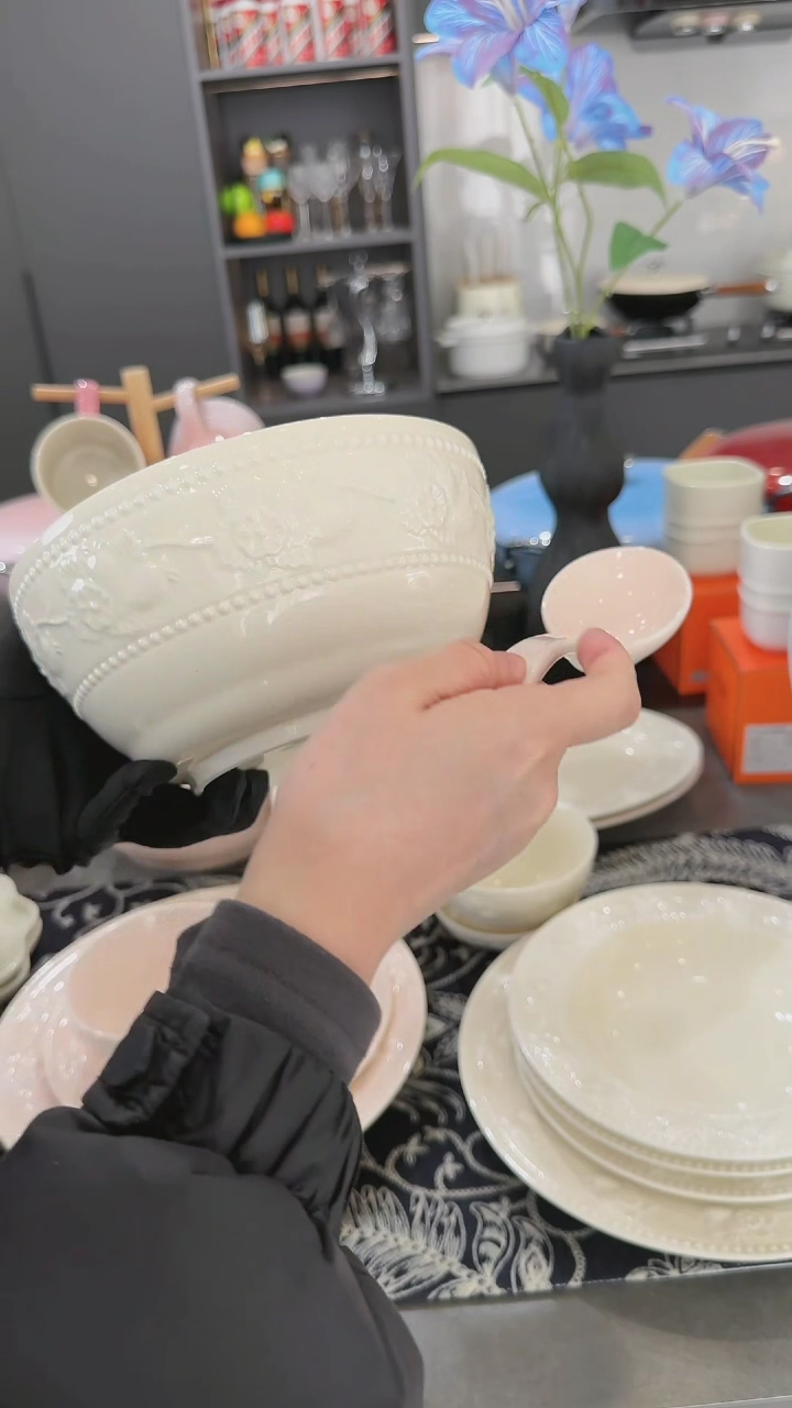 【闪购商品】瓷浮雕草莓陶瓷大汤碗8英寸-奶油白