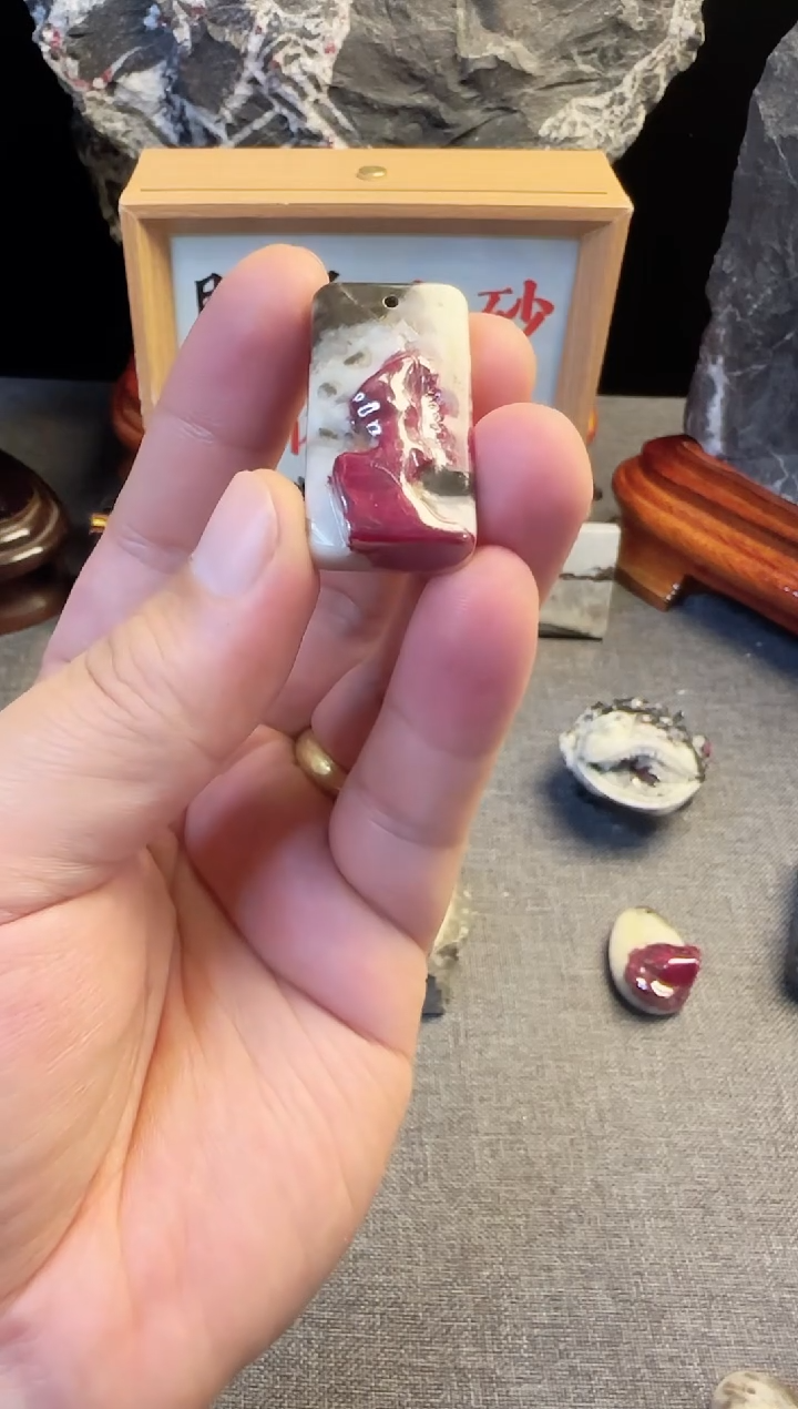 天然辰砂天然朱砂晶体原石吊坠挂件