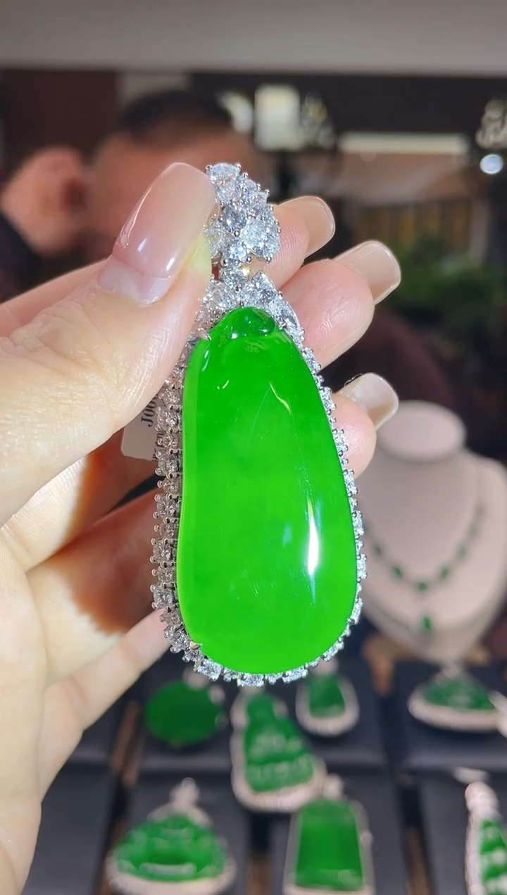 【闪购商品】翡翠颈饰18K金镶嵌翡翠吊坠