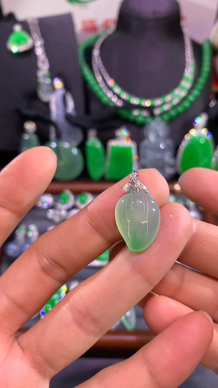 吊坠(不含链)18K金镶嵌翡翠吊坠