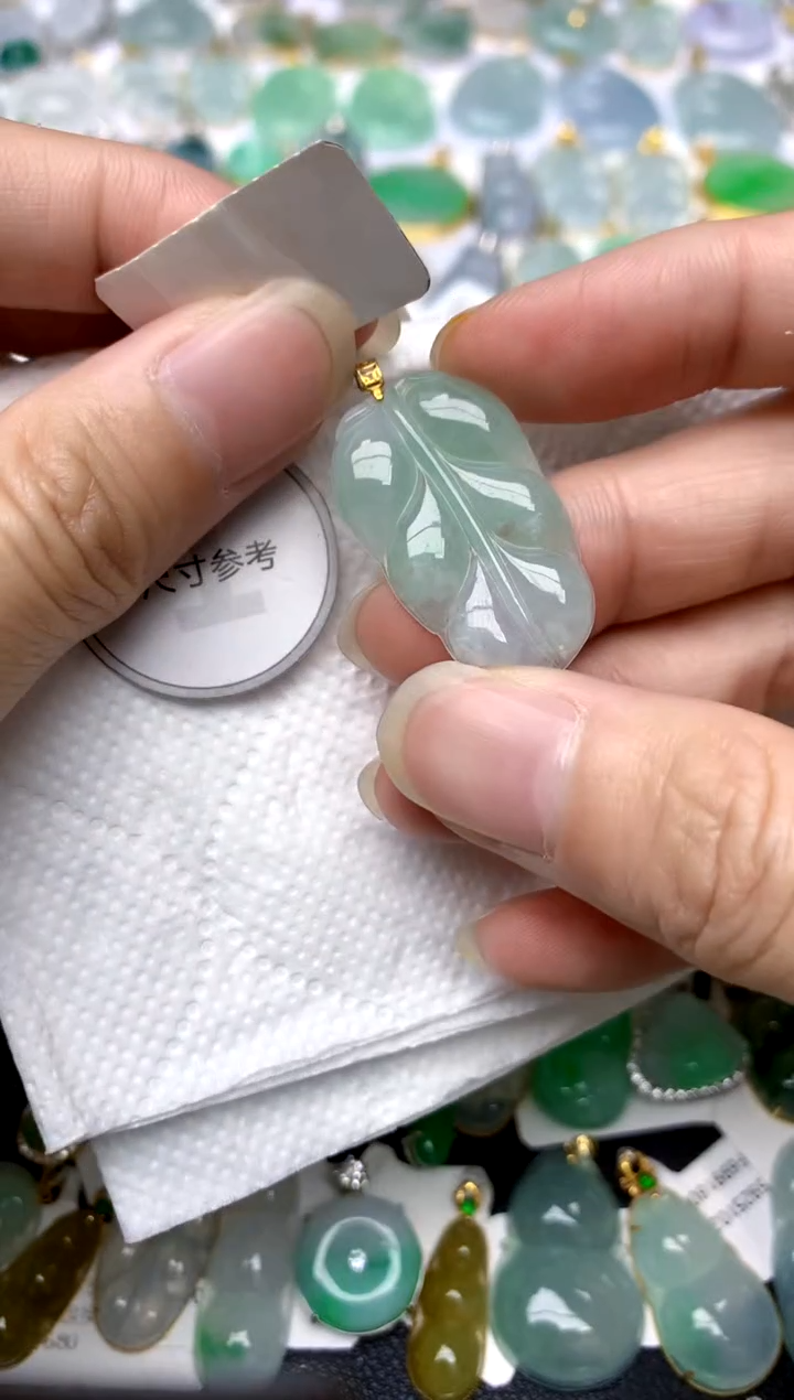 颈饰18K金镶嵌翡翠天然A货翡翠