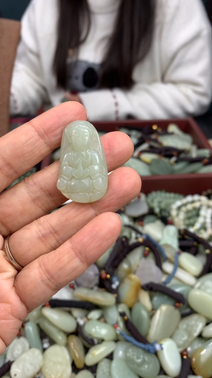 颈饰未镶嵌和田玉（多样性发一件）没有证书有瑕