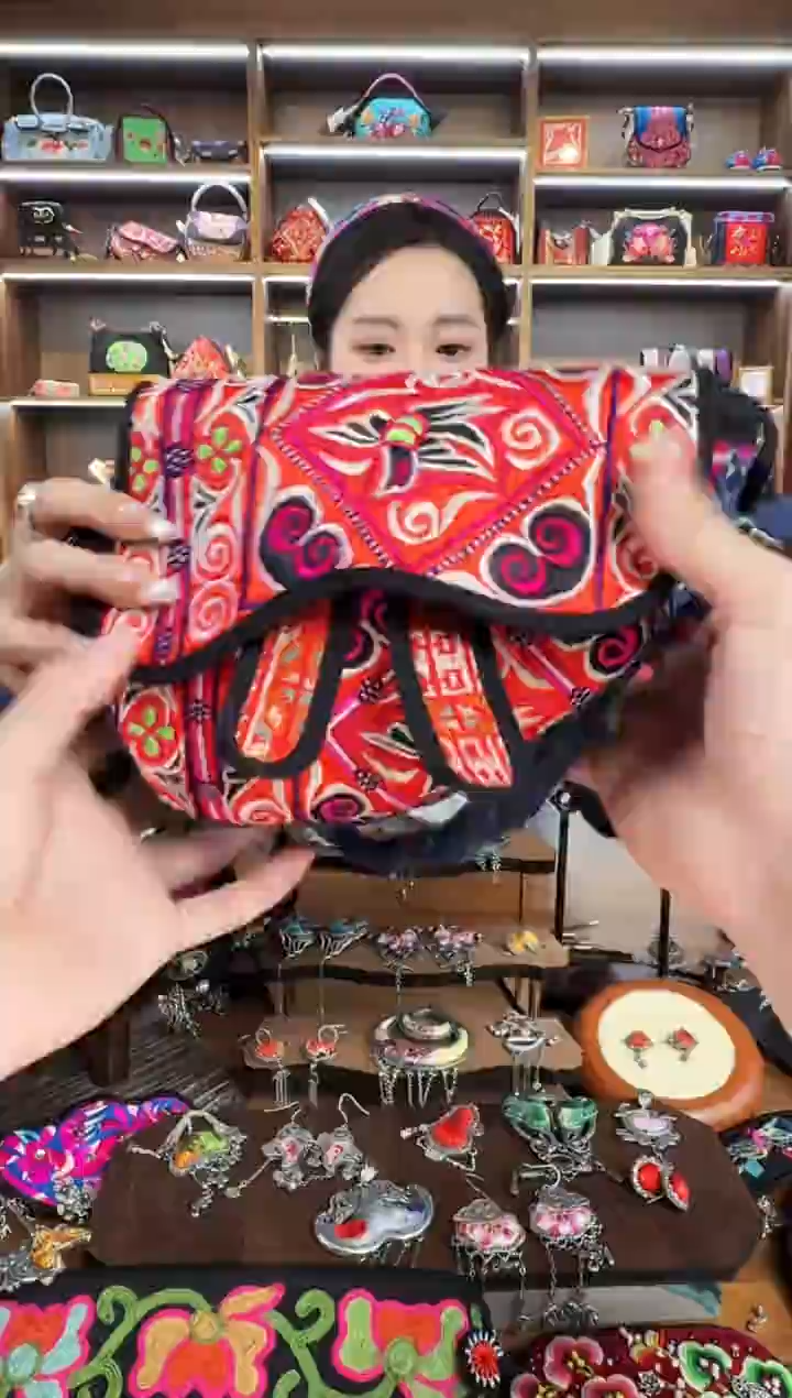 【闪购商品】织绣A29蒙阿苏苗绣传承