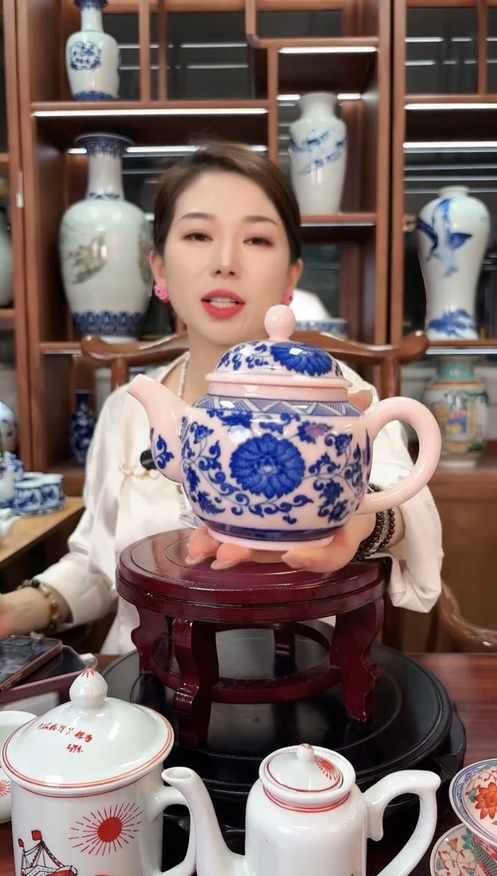 A77景德镇红稀稀青花缠枝莲茶壶