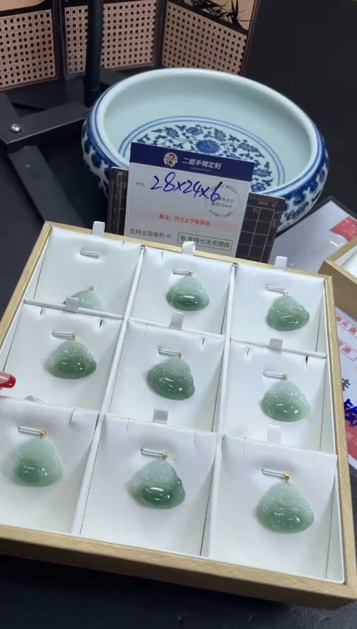 【闪购商品】翡翠挂件18K金镶嵌半山水佛公FL94@CP多样性发其一配绳
