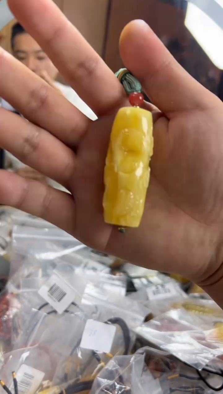 【闪购商品】琥珀裸石未镶嵌蜜蜡吊坠