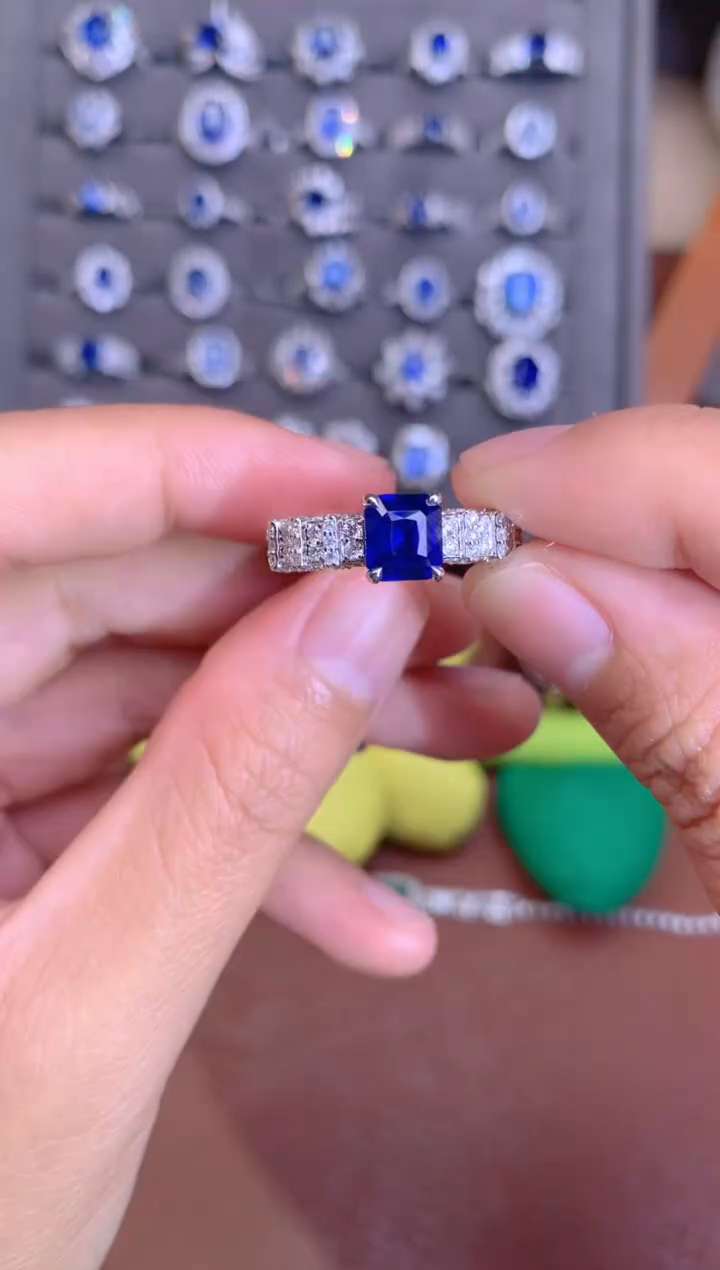 【闪购商品】蓝宝石戒指18K金镶嵌1.65CT