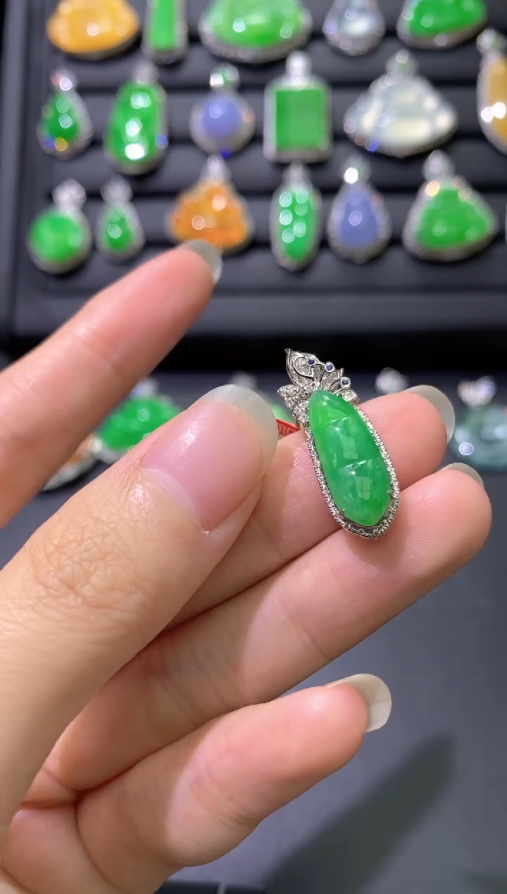 颈饰18K金镶嵌翡翠6豆子