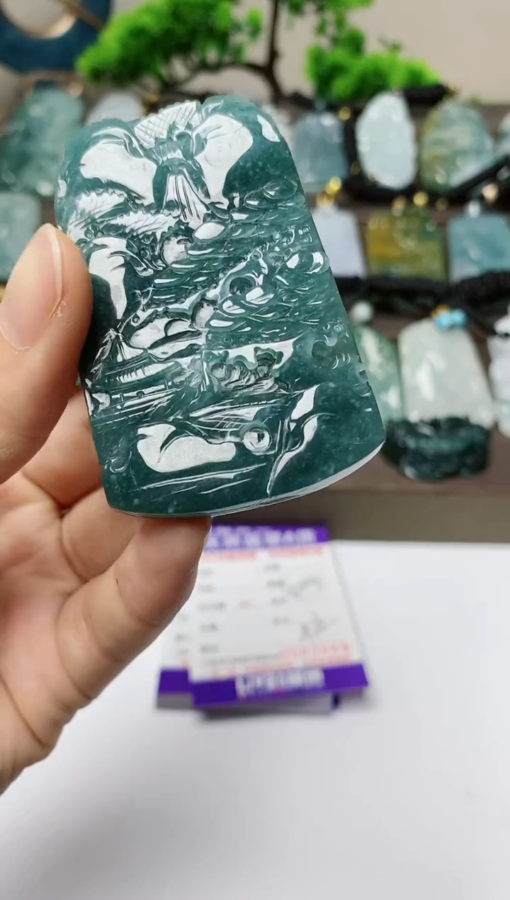 翡翠未镶嵌颈饰        
