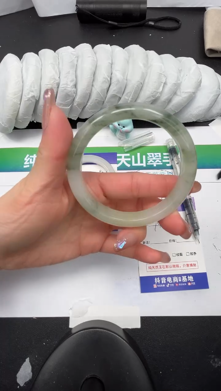 【闪购商品】石英质玉手镯未镶嵌74-61.6