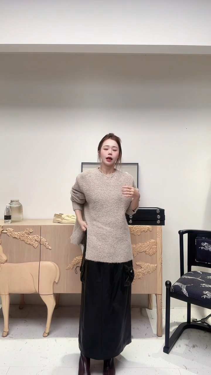 燕麦色下摆开叉上衣