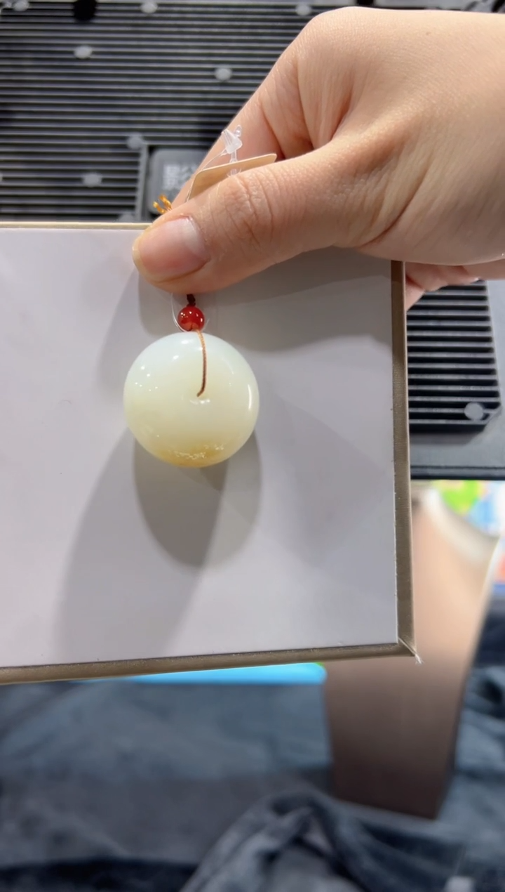 颈饰未镶嵌和田玉（糖玉）平安扣