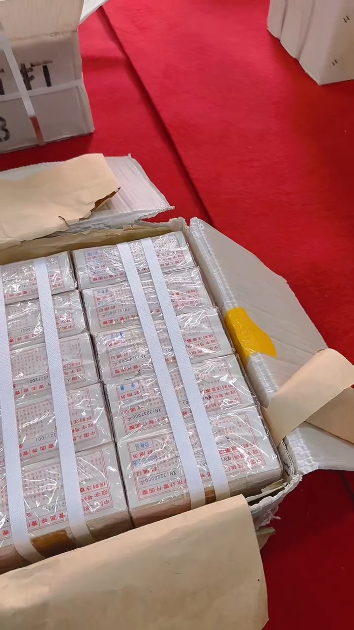 【闪购商品】005整捆金腰带千张连号 保真