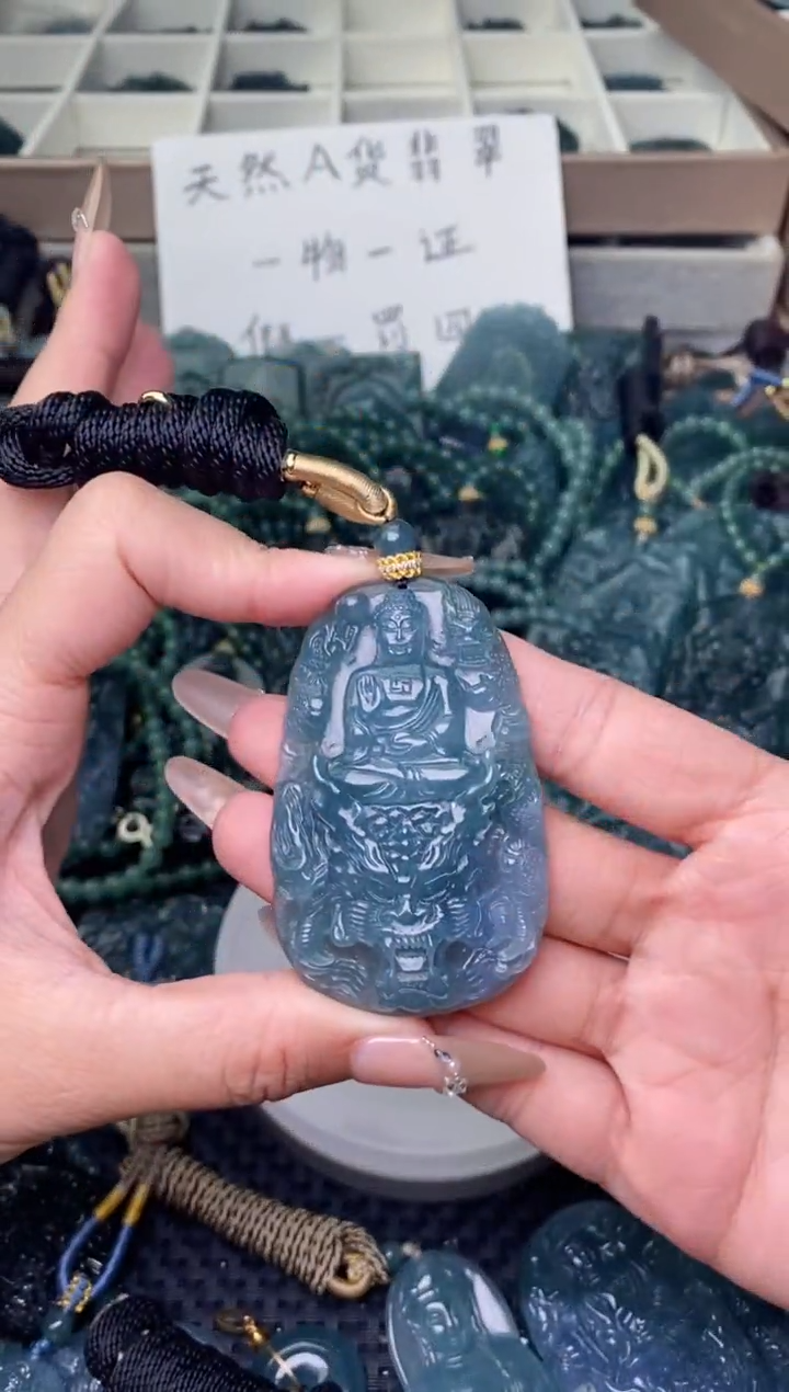 翡翠未镶嵌颈饰          