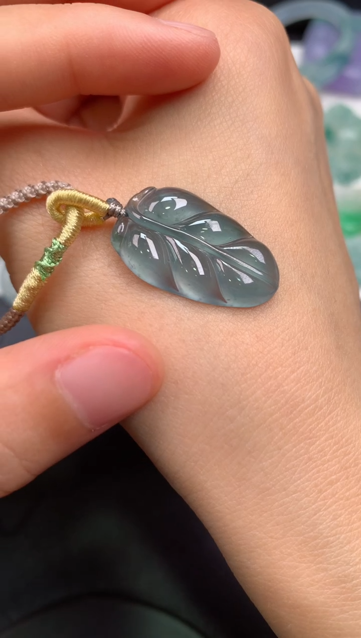 翡翠未镶嵌颈饰无鉴赏期无证书