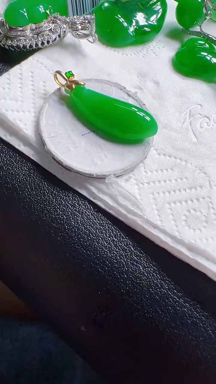 颈饰18K金镶嵌翡翠@****姐瓜