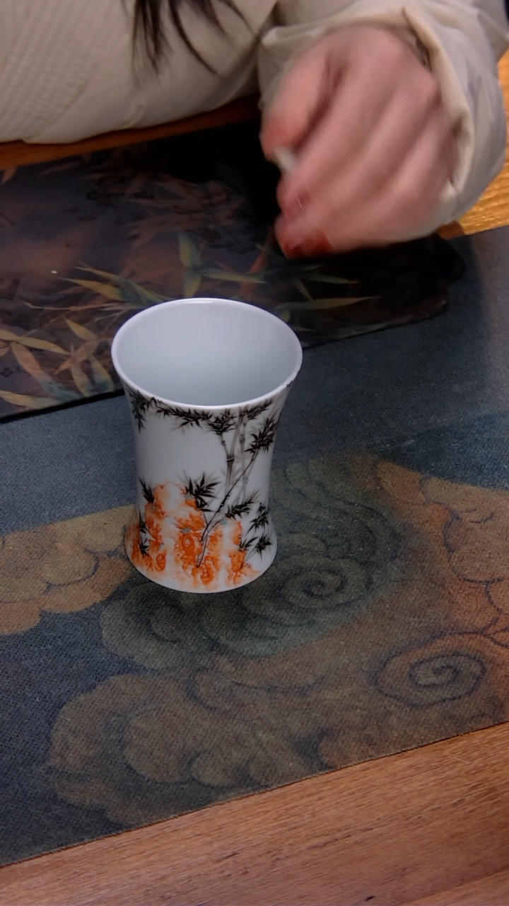 【闪购商品】诗逸瓷话矾红墨彩小蛮腰筒