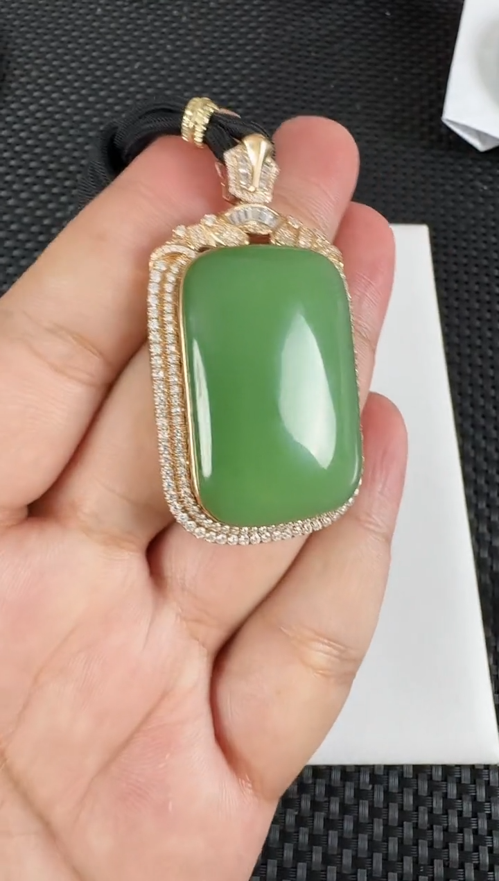 【闪购商品】和田玉（碧玉）吊坠18K金镶嵌无事牌粉绿特细料荧光料