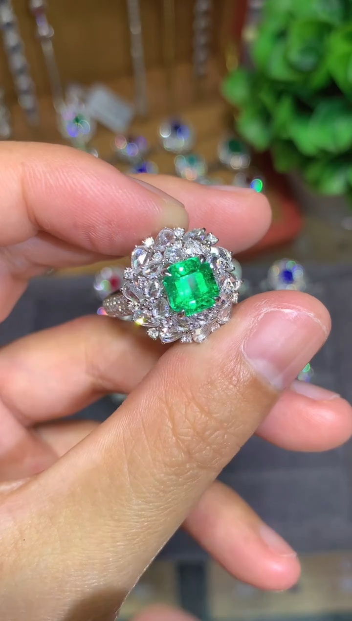 18K金镶嵌戒指祖母绿1.6CT