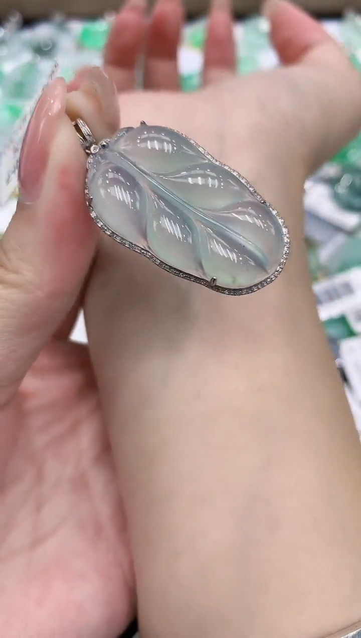 翡翠18K金镶嵌颈饰111111111111