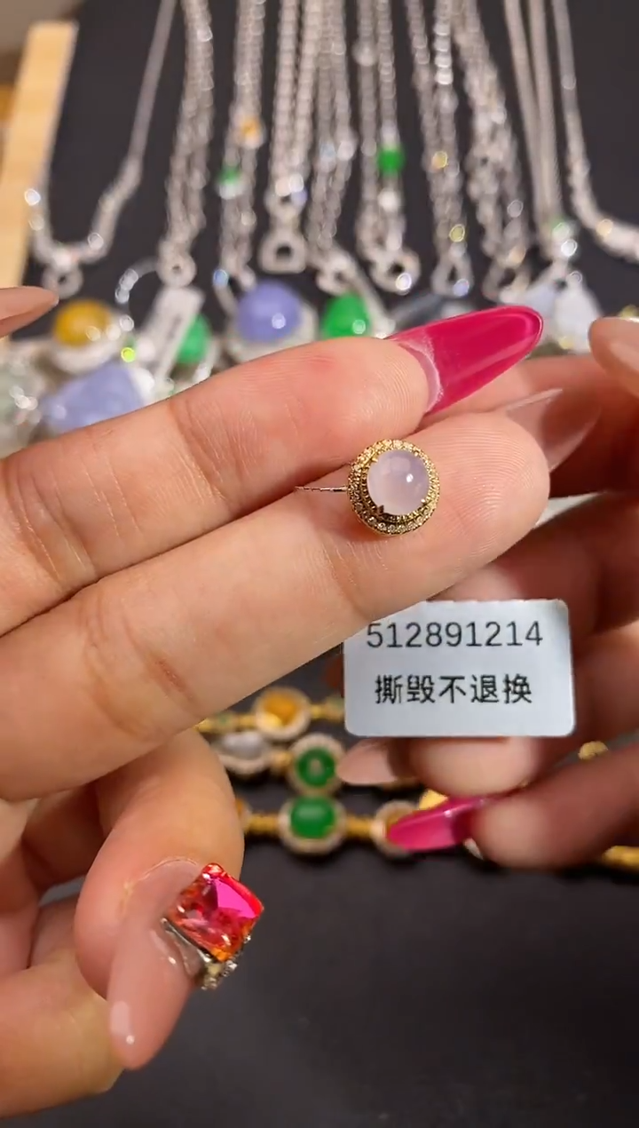 颈饰18K金镶嵌翡翠吊坠