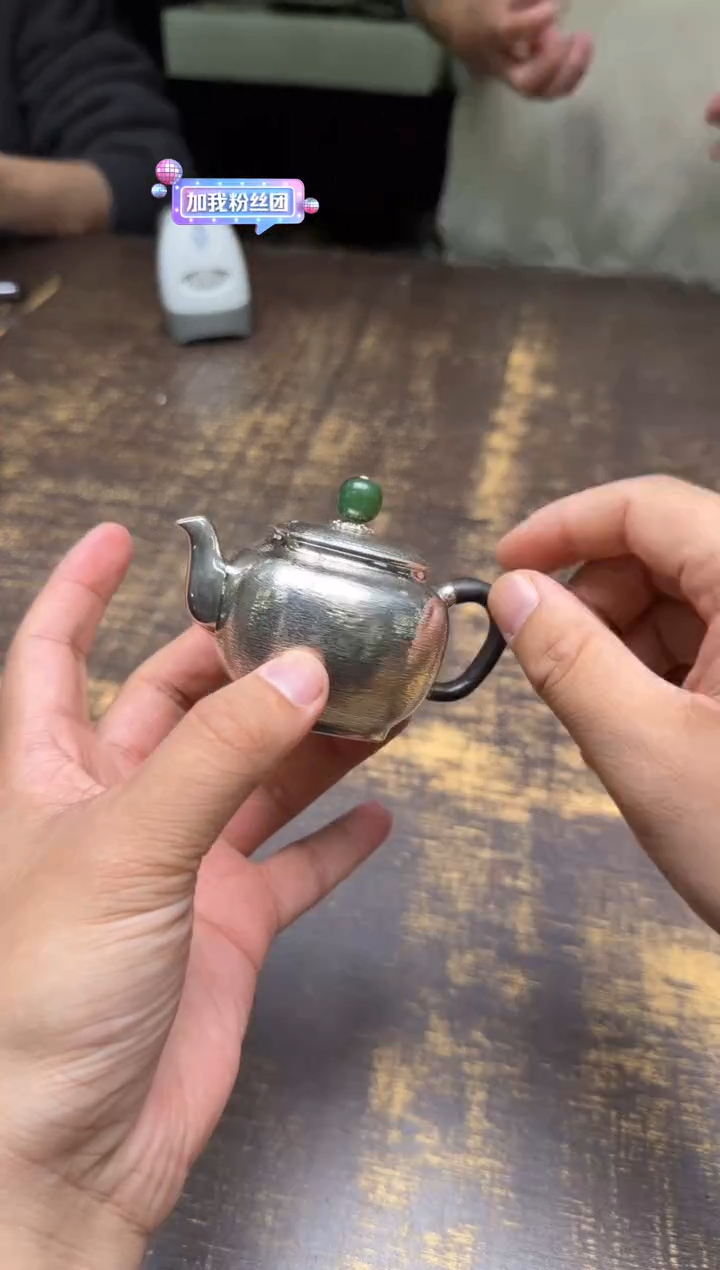 消**糊（预售）呆坐手敲锤纹四方银韵壶