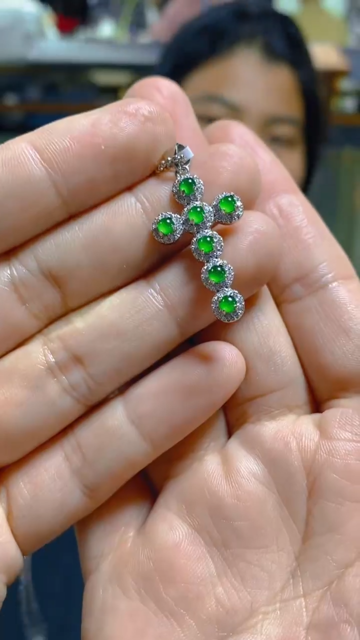 【闪购商品】翡翠吊坠(赠链)未镶嵌0280230100多样性发一