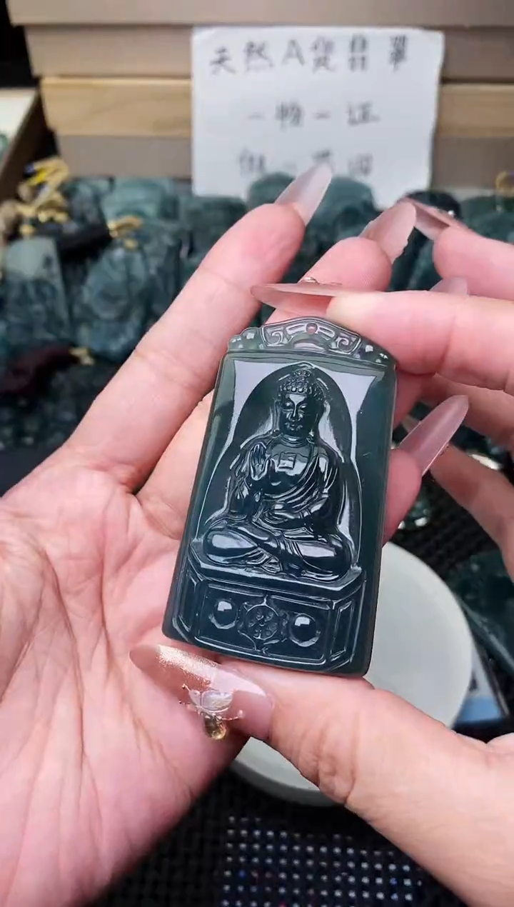 颈饰未镶嵌翡翠 