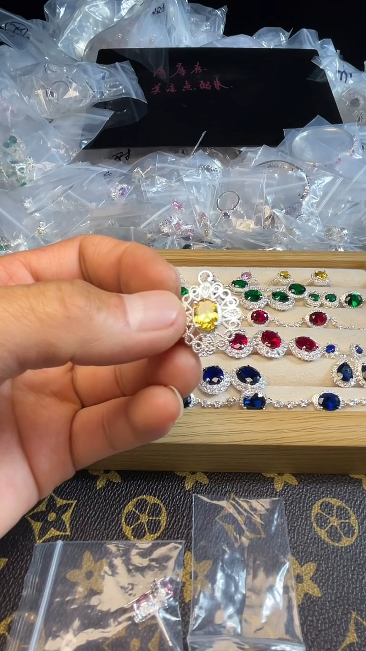 合金合成钻石女吊坠1.5