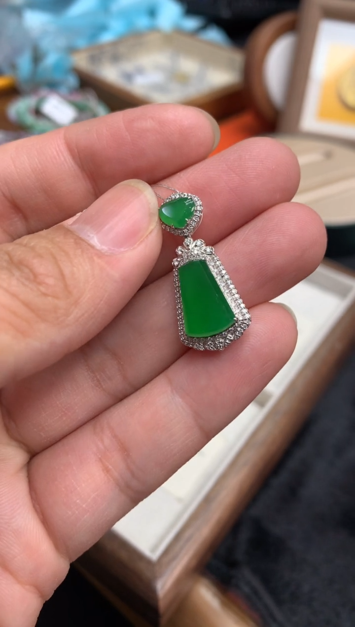 【闪购商品】翡翠颈饰18K金镶嵌无事牌