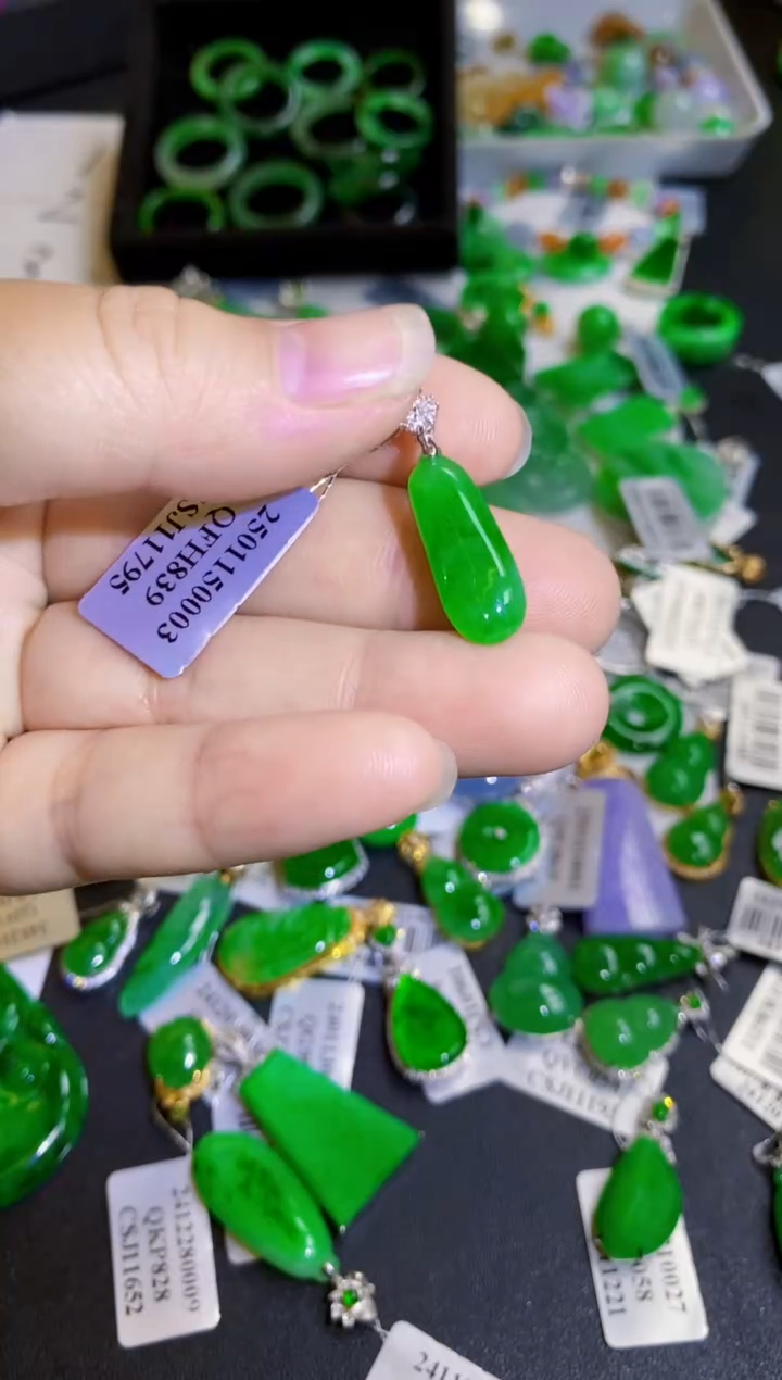 【闪购商品】翡翠颈饰18K金镶嵌耳饰