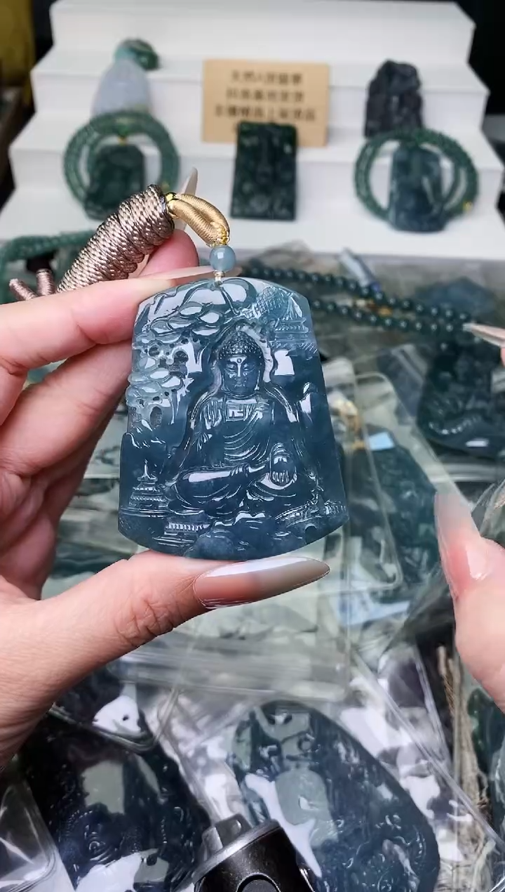 颈饰未镶嵌翡翠 