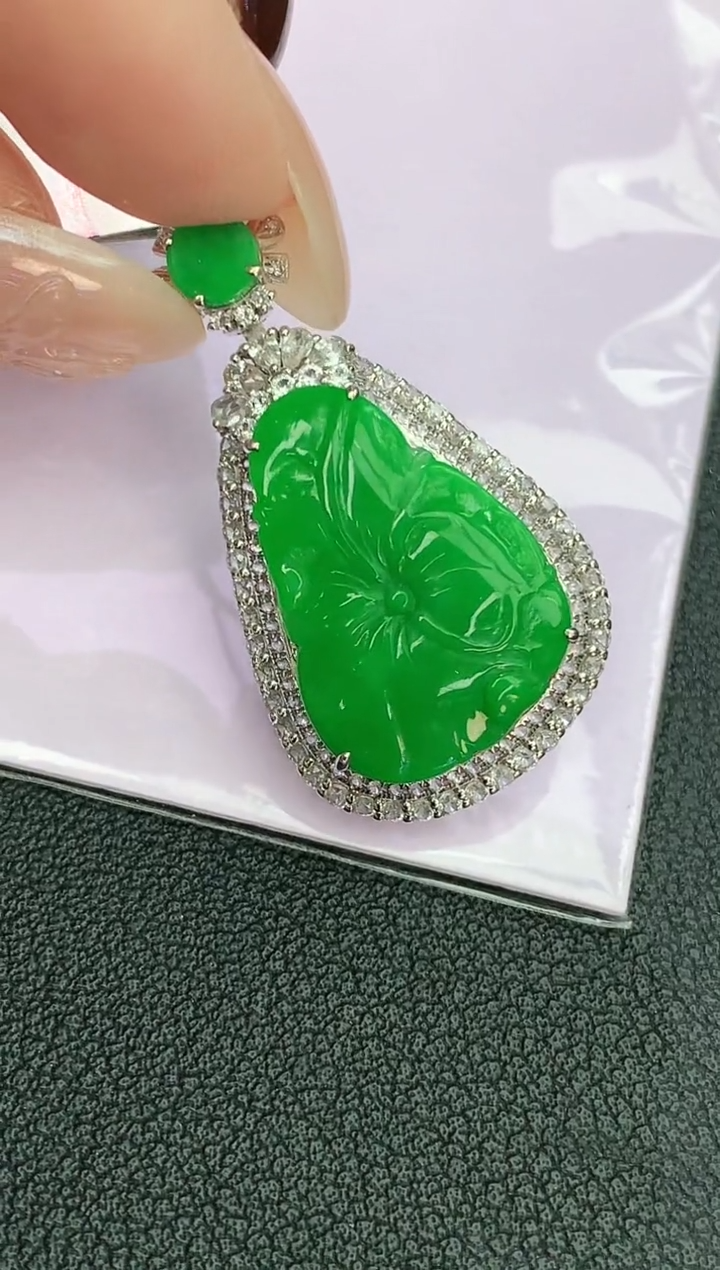 颈饰18K金镶嵌翡翠赠礼盒证书 麦麦